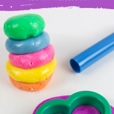 15 खाण्यायोग्य Playdough पाककृती ज्या सोप्या आहेत &amp; बनवायला मजा!