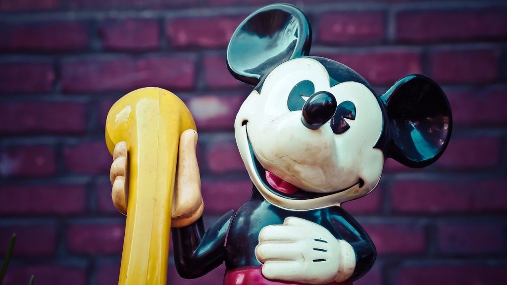 Disney Bedtime Hotline trở lại vào năm 2020: Con bạn có thể nhận được một cuộc gọi trước khi đi ngủ miễn phí với Mickey &amp; Bạn