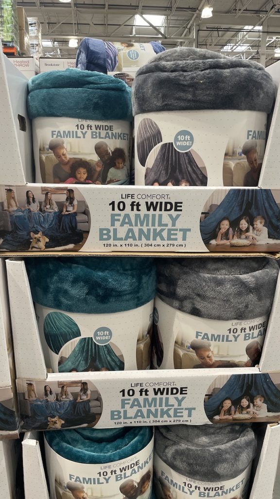 Costco vende unha manta xigante de 10 pés que é tan grande que pode manter quente a toda a familia