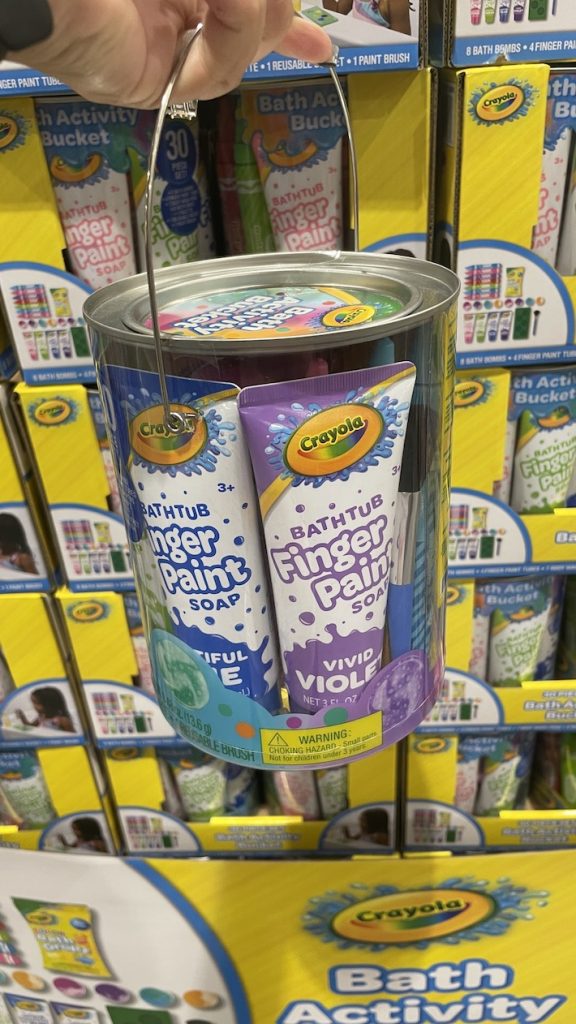 Costco vende un balde para actividades de baño Crayola que traerá un montón de burbullas á hora do baño