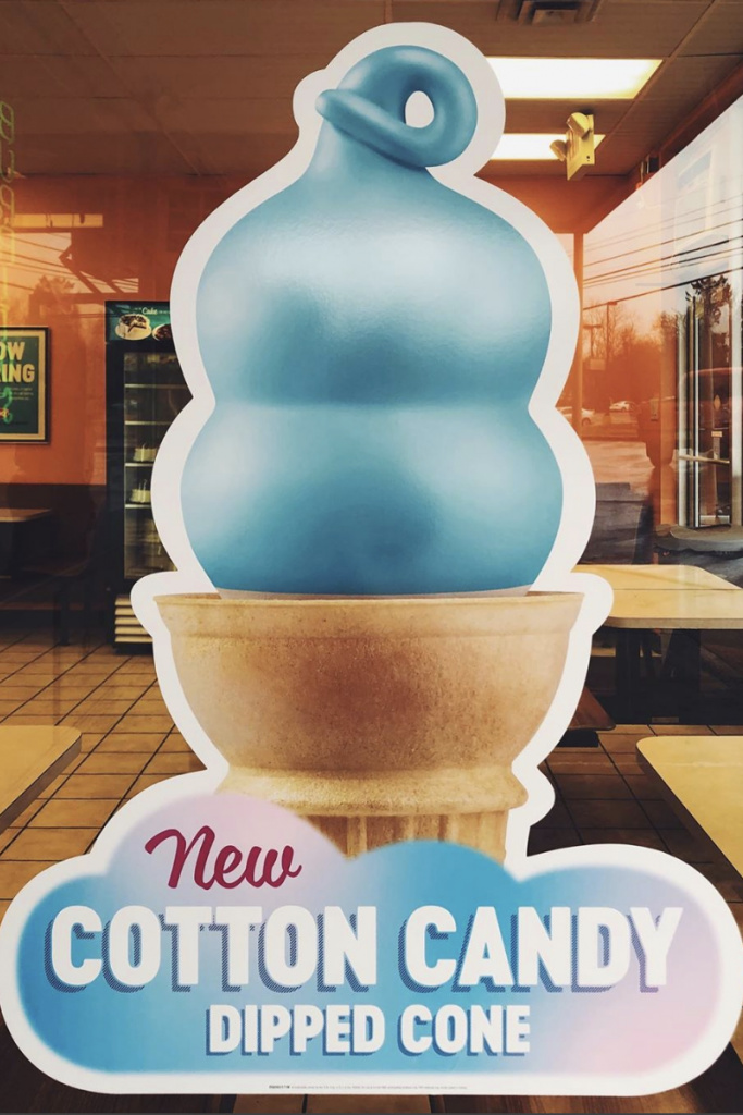 Dairy Queen heeft officieel een Cotton Candy Dipped Cone toegevoegd aan hun menu en ik ben onderweg.