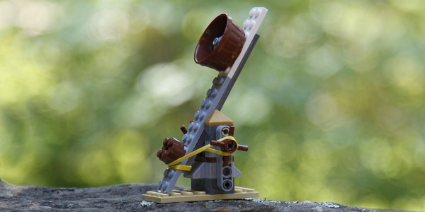 Sut i Wneud Catapult Lego gyda Brics Sydd gennych Eisoes