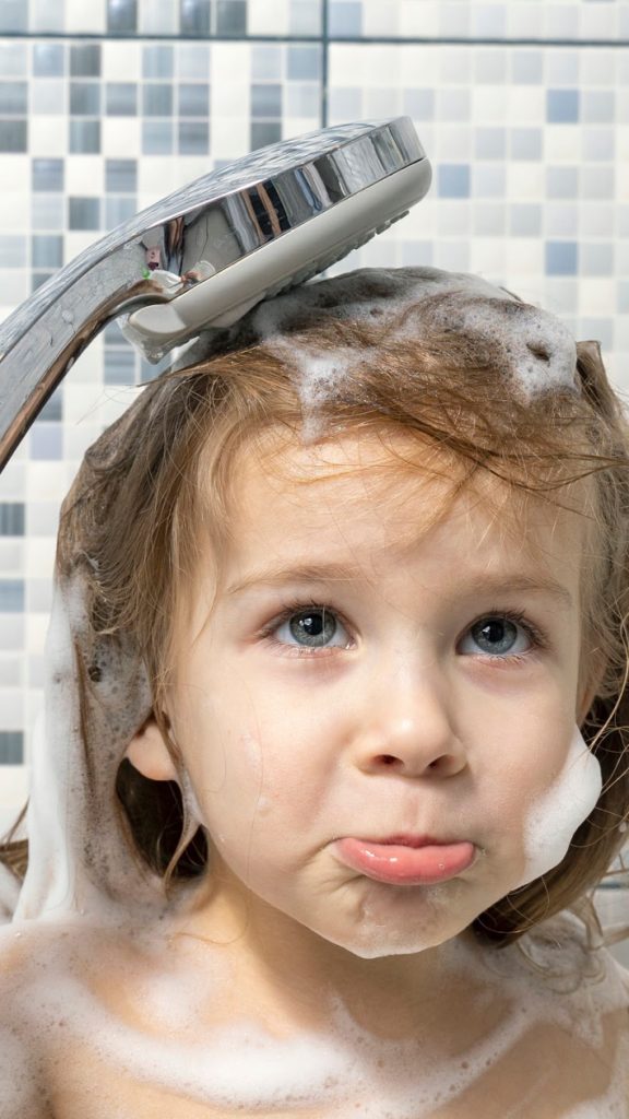 كم مرة يجب على الأطفال الاستحمام؟ هذا ما يقوله الخبراء.