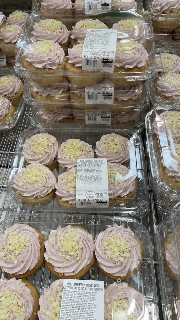 "Costco" parduoda mini aviečių pyragaičius, padengtus sviestiniu glajumi