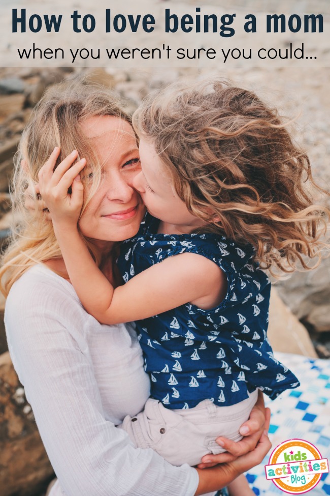 ماں بننے سے پیار کیسے کریں - 16 حکمت عملی جو حقیقت میں کام کرتی ہیں۔