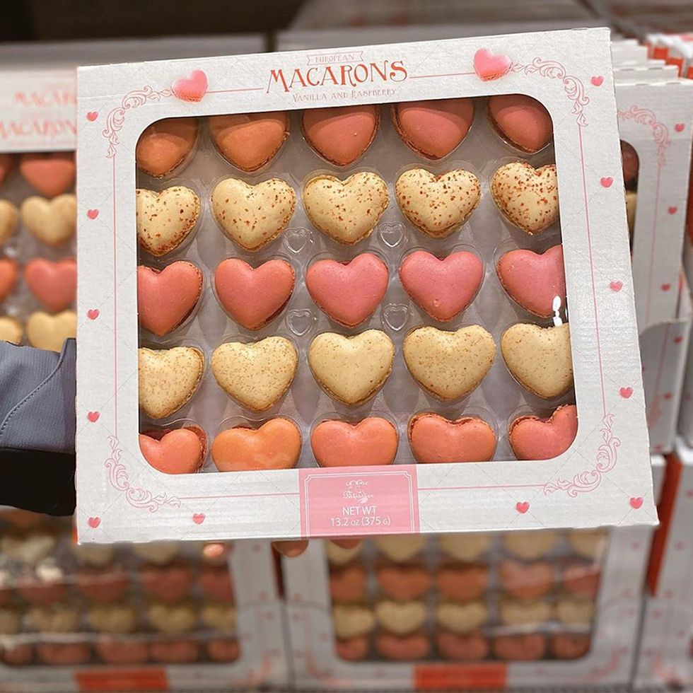 Costco are Macarons în formă de inimă pentru Ziua Îndrăgostiților și le ador