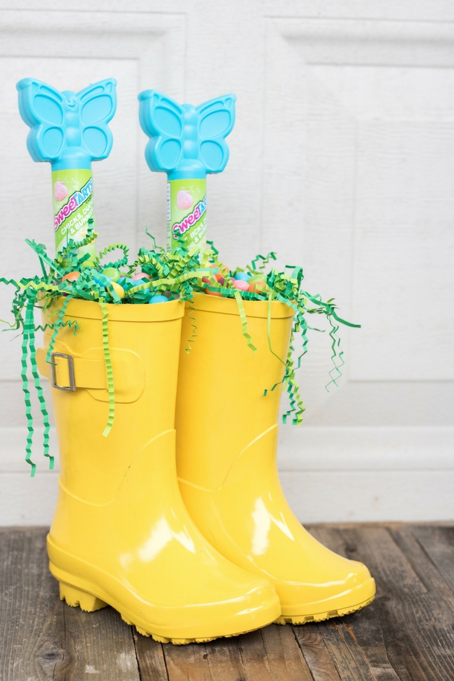Haz la cesta de Pascua con botas de lluvia más mona