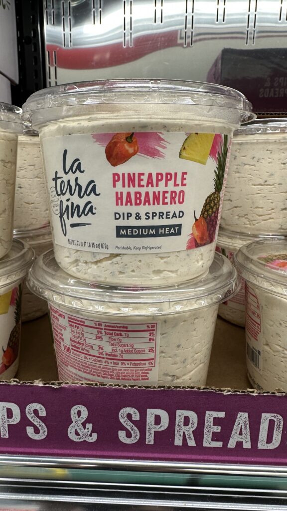 Costco selger Pineapple Habanero Dip That's An Explosion of Flavor