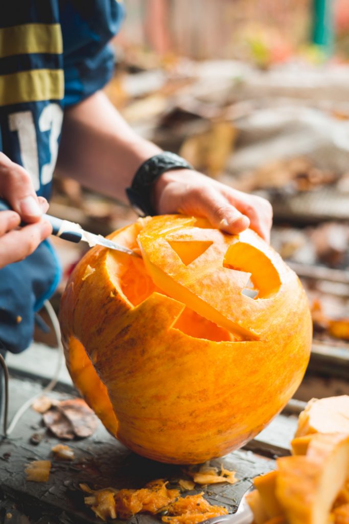 子供と一緒にかぼちゃを彫る方法