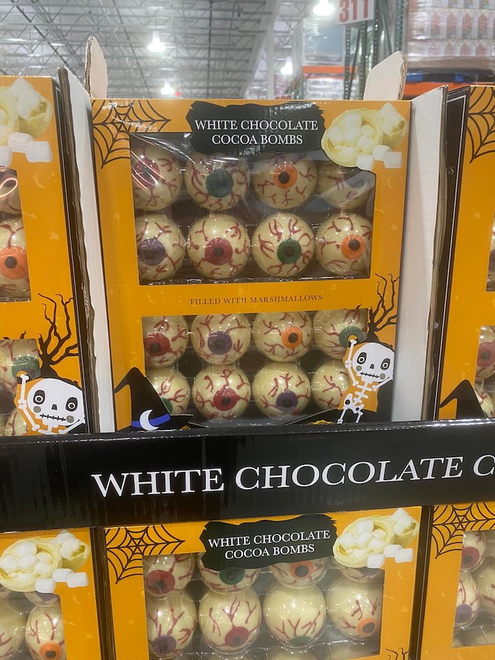 Costco продава топли какао бомби на Eyeball токму на време за Ноќта на вештерките