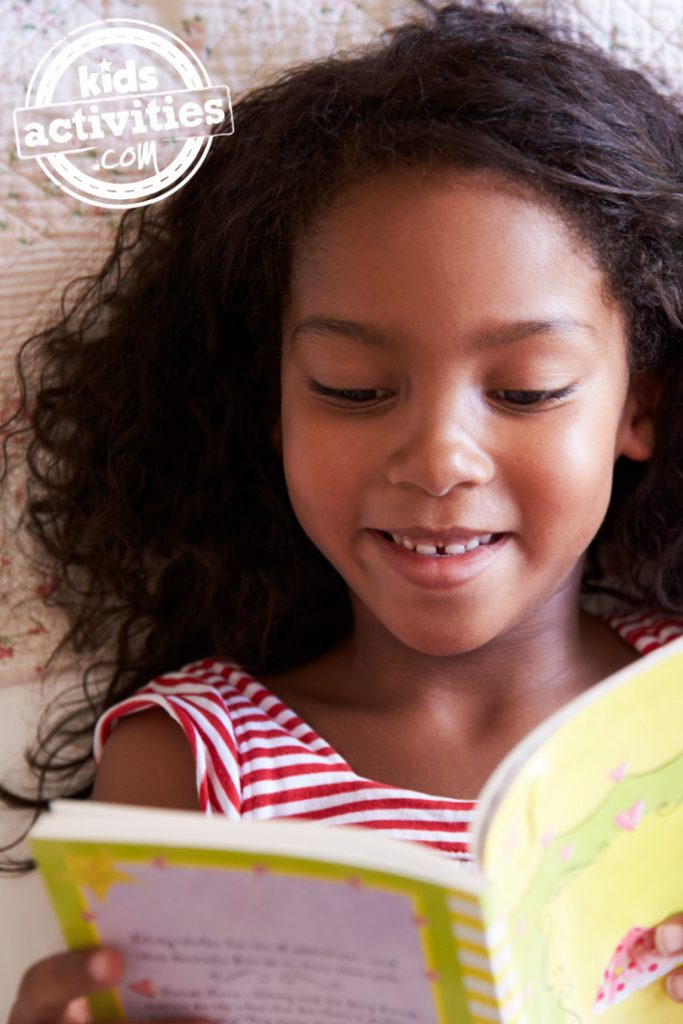 Creați un program distractiv de lectură de vară acasă pentru a încuraja cititul