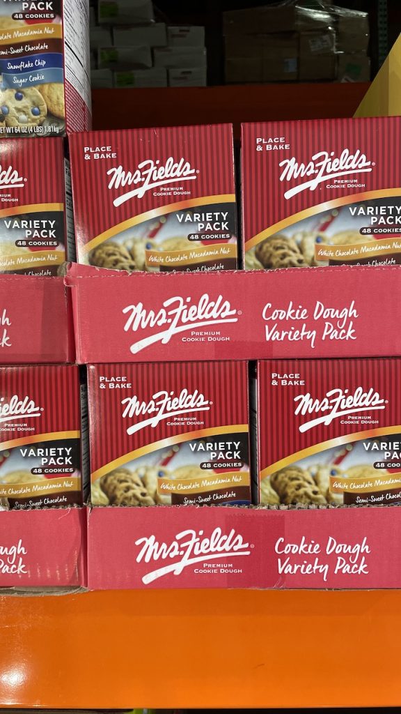 कॉस्टको मिसेस फील्ड्स कुकी पीठ विकत आहे जे कुकी पीठाच्या 4 वेगवेगळ्या फ्लेवरसह येते