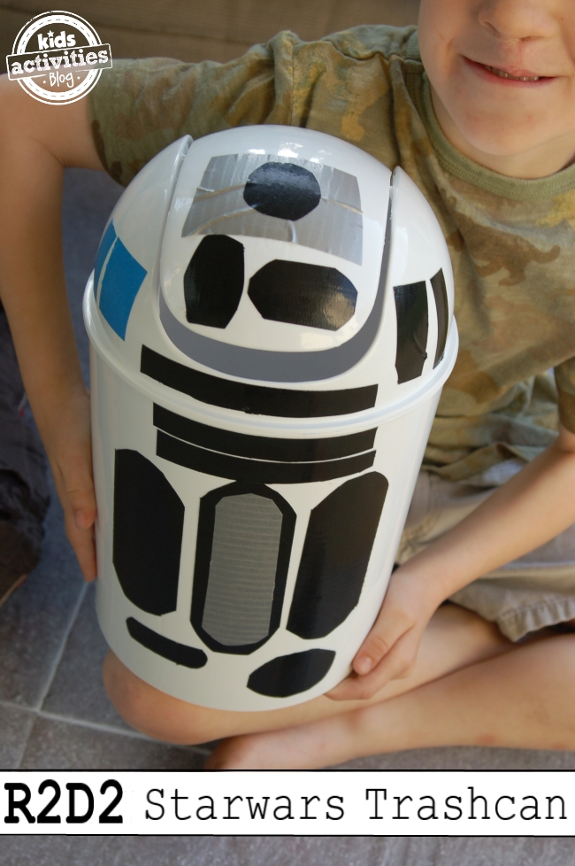 R2D2 कचरापेटी बनवा: मुलांसाठी सोपे स्टार वॉर्स क्राफ्ट