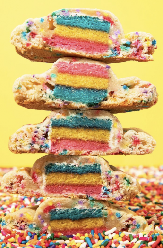 Costco در حال فروش لقمه های کیک رنگین کمانی است که با Rainbow Sprinkles پر شده است و من در راه هستم