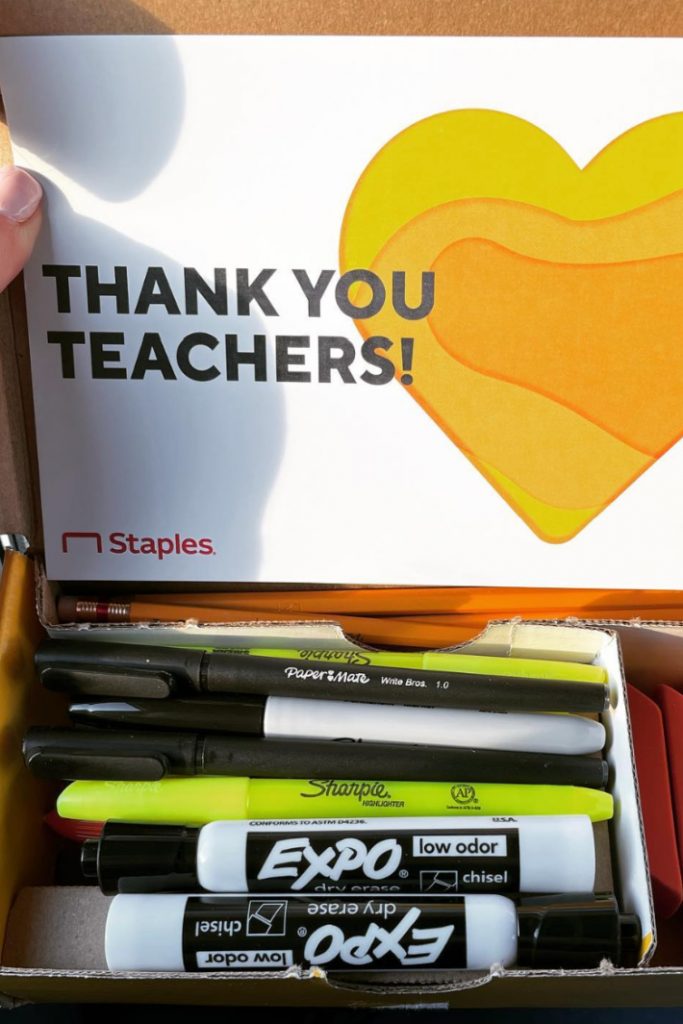 Mokytojai gali gauti nemokamą "Staples" mokytojų dėkingumo dovanų dėžutę.