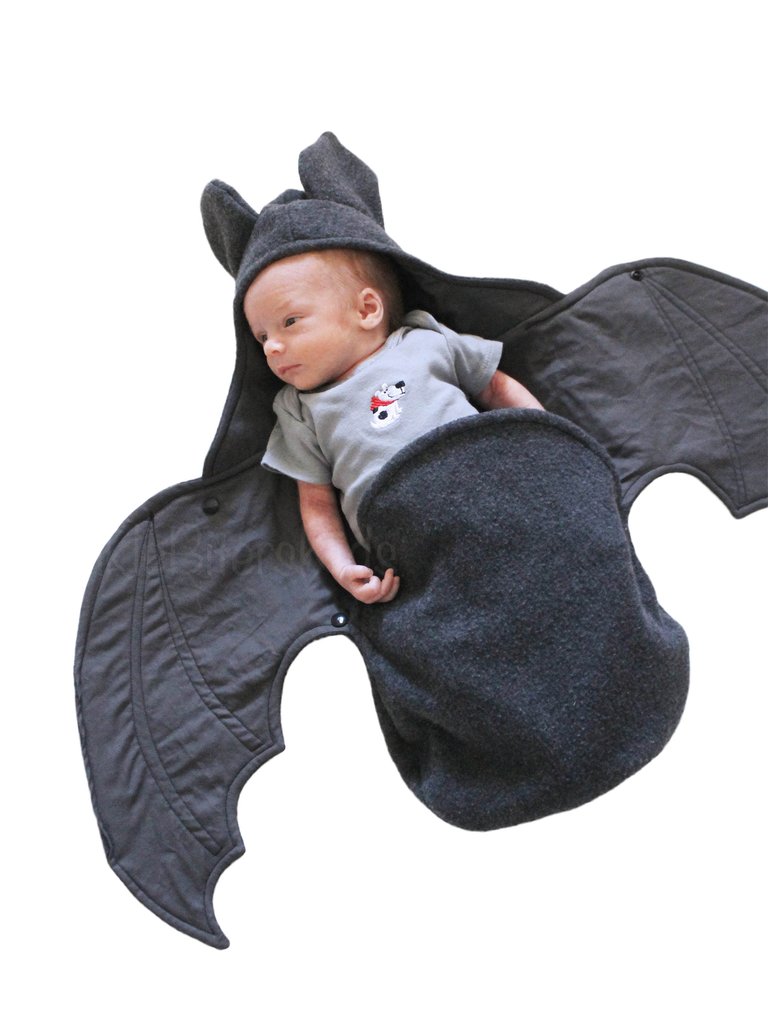 Ya puedes comprar una manta para bebés con forma de murciélago y es lo más bonito que existe