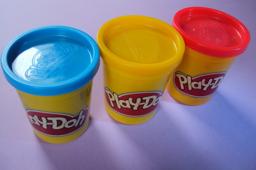 Play-Doh는 그들의 향기를 상표로 등록하고 있습니다. 그들이 그것을 설명하는 방법은 다음과 같습니다.