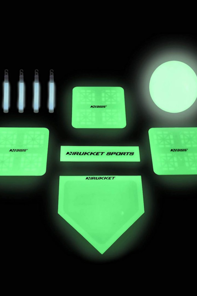 Dette Glow In The Dark kickballsettet er perfekt for nattspill og barna dine trenger det