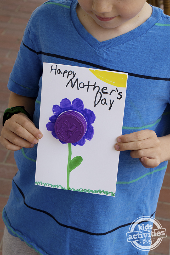 Простая идея открытки ко Дню матери, которую могут сделать дети